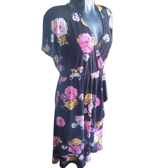 Torrid Black Faux Wrap Short Sleeve Dress With Floral Print Sz.0 - Picture 4 of 8